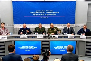 В Национальном пресс-центре прошел брифинг Министерства иностранных дел. Роман Протасевич среди спикеров