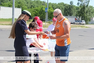 ГАИ и Красный Крест провели в Гомельской области акцию "Спасём водителей от жары!"