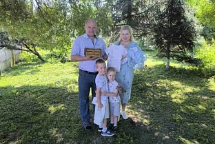 Александр Новиков поздравил Татьяну и Алексея Кузьменко с рождением третьего ребенка и вручил семье "Бацькаву кашулю"